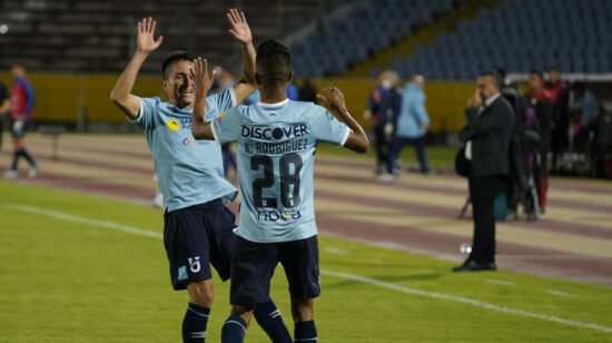 Arón Rodríguez de Universidad Católica festeja un gol anotado el 29 de mayo ante Delfín por la LigaPro 2022.