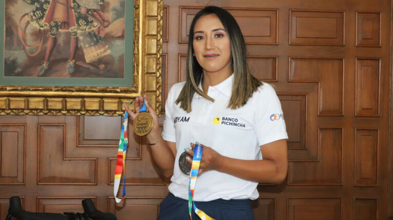 La ciclista riobambeña posa con las medallas logradas en los Juegos Bolivarianos de Valledupar.