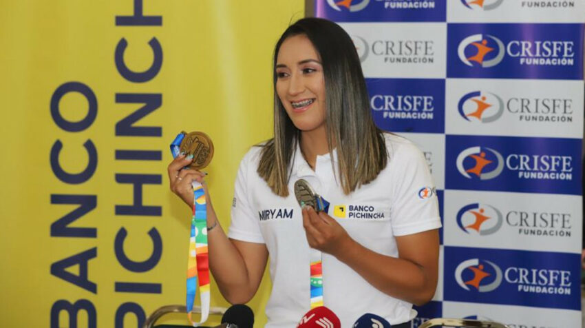 Myriam Núñez posa con las medallas logradas en los Juegos Bolivarianos de Valledupar.