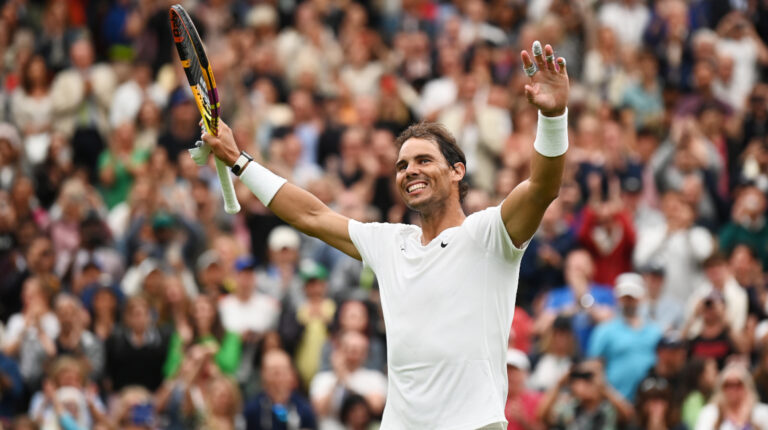 Rafael Nadal celebra ganar el partido de segunda ronda contra Ricardas Berankis en Wimbledon, el 30 de junio de 2022.