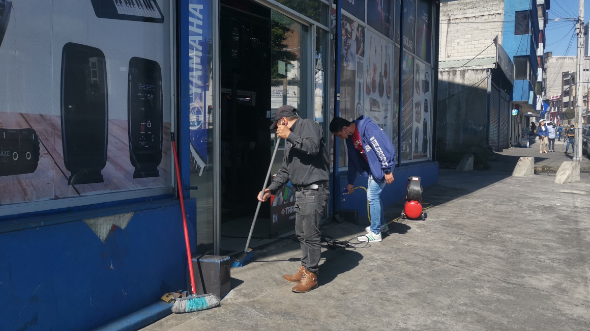El 1 de julio de 2022, trabajadores de un negocio ubicado en la avenida 12 de Octubre y pasaje Solano limpian el local.