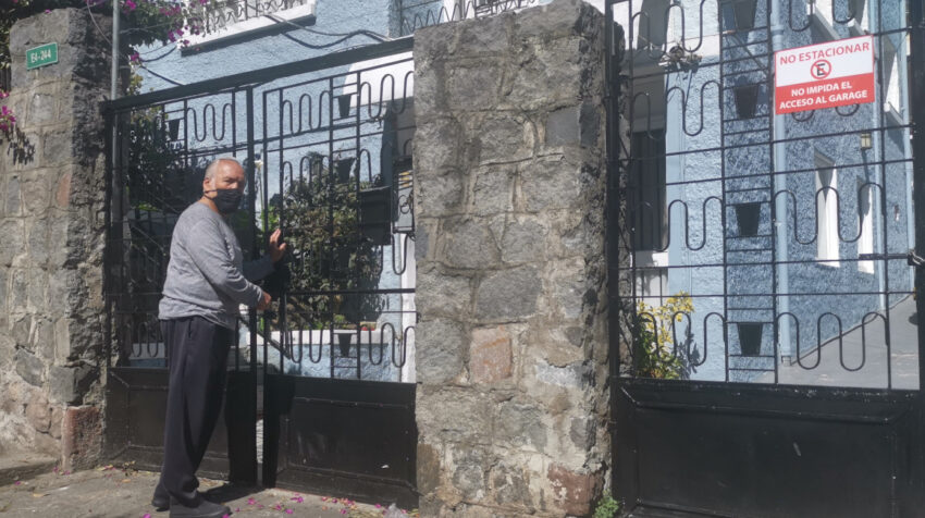 Rafael Herrera, morador del pasaje Solano, el 1 de julio de 2022 en la entrada de su casa.