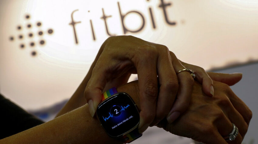 Pulsera Fitbit, capaz de hacer un electrocardiagrama y enviar resultados al doctor, presentada en la Feria de Berlín, enero de 2022. 
