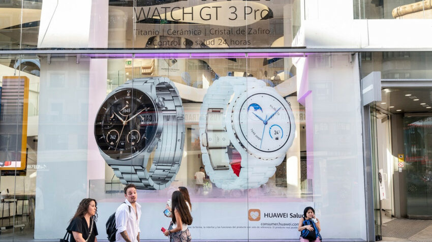 Nuevos modelos de relojes inteligentes de la marca Huawei, en una vitrina en España, junio de 2022.