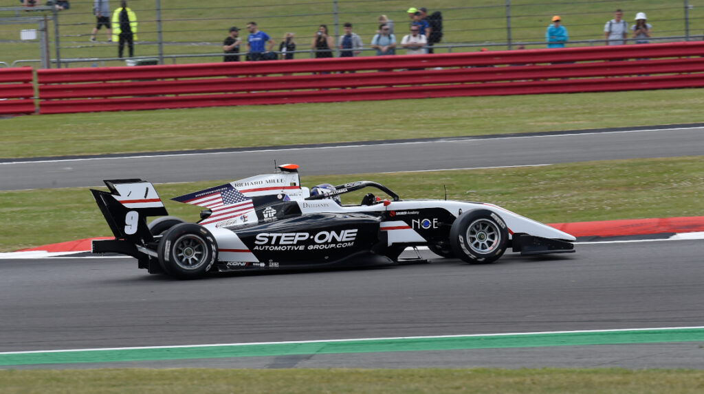 Juan Manuel Correa llega en el puesto 21 de la carrera sprint en Silverstone