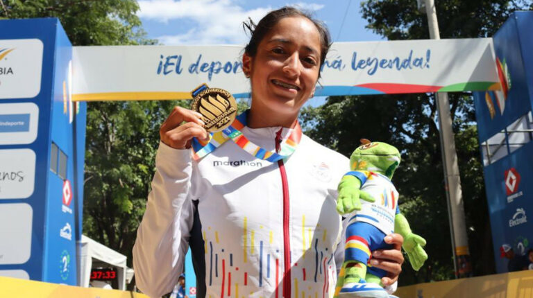 Magaly Bonilla con la medalla de oro que logró al ganar la prueba de 35 kilómetros marcha en los Juegos Bolivarianos, el 2 de julio de 2022.