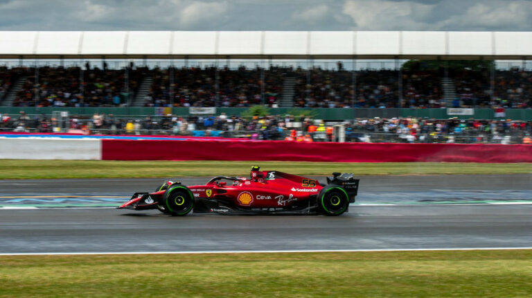 El piloto español, Carlos Sainz, durante las clasificaciones del Gran Premio de Gran Bretaña, el 2 de julio de 2022.