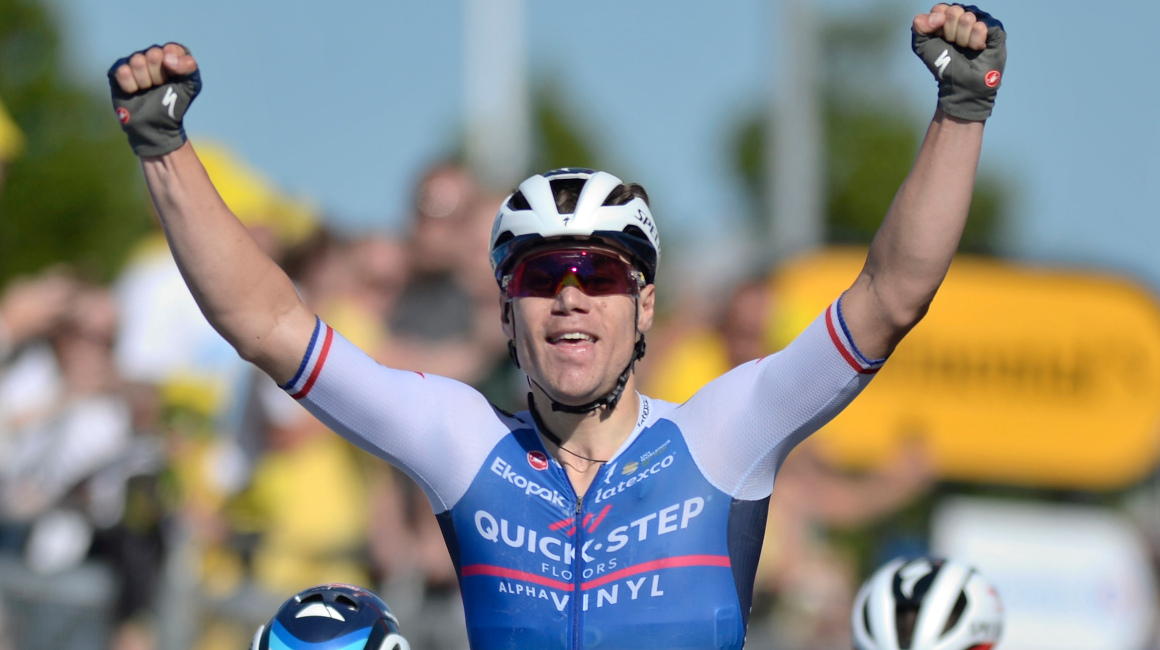 Fabio Jakobsen del Team Quick-Step celebra tras ganar la segunda etapa del Tour de Francia, el 2 de julio de 2022.