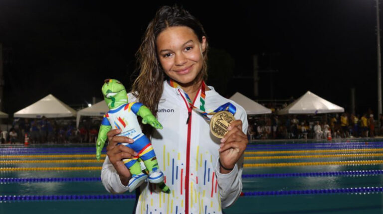 Anicka Delgado, con su medalla de oro de los Juegos Bolivarianos de Valledupar, el 2 de julio de 2022.