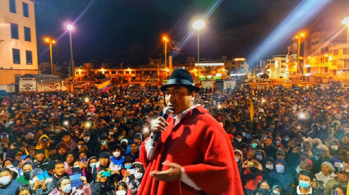 El presidente de la Conaie, Leonidas Iza, se dirige a la multitud en Cotopaxi tras el fin del paro, del 30 de junio de 2022.