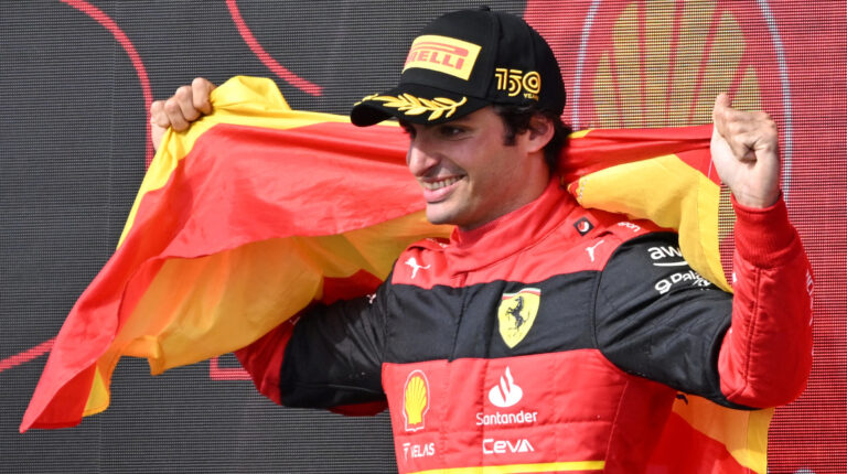 Carlos Sainz festeja su triunfo en Silverstone con la bandera de España, el 3 de julio de 2022.