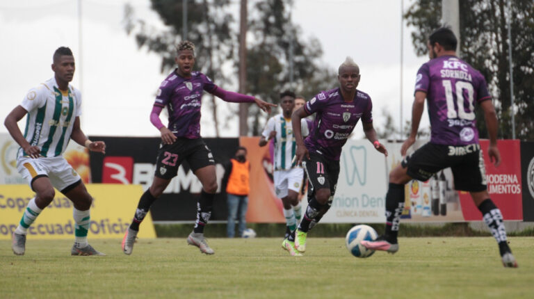 Jugadores de Independiente del Valle y La Unión en el partido de la Copa Ecuador el 3 de julio de 2022.