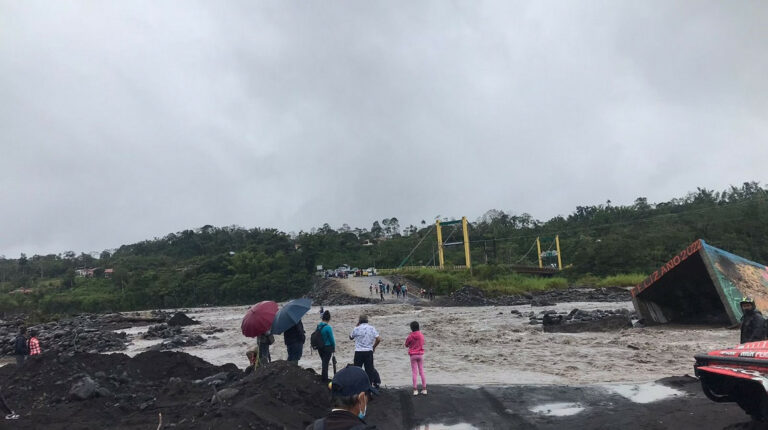Lluvias complican a la Amazonía y provocan el cierre de carreteras