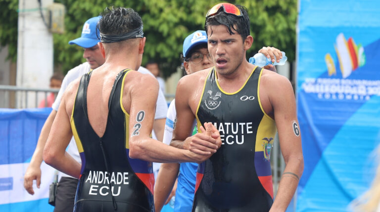 Juan José Andrade y Armando Matute, después de su participación en la prueba de triatlón masculino en los Juegos Bolivarianos de Valledupar, el 4 de julio de 2022.