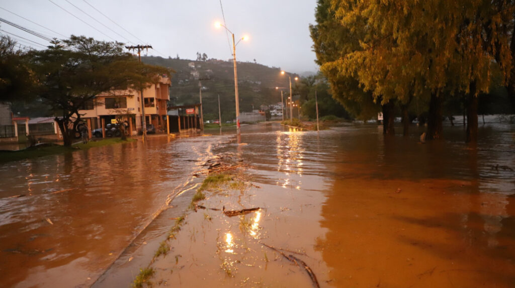 Gualaceo, inundado tras desbordamiento de dos ríos por intensas lluvias