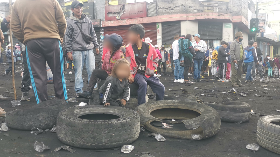 Niños en las protestas indígenas en el sur de Quito, el 20 de junio de 2022.