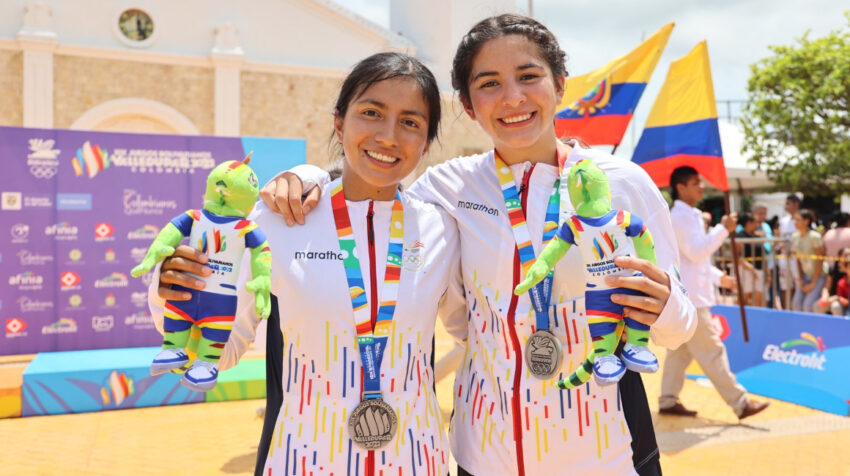 Josseline Yuqui y Paula Vega, con sus medallas de plata del triatlón en los Juegos Bolivarianos de Valledupar.