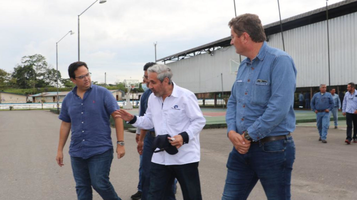 El gerente de Petroecuador, Ítalo Cedeño (c), y el ministro de Energía, Xavier Vera Grunauer, en un recorrido por campos petroleros, el 2 de julio 2022.