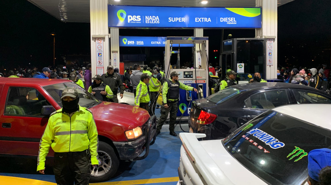 Personas buscan gasolina en Latacunga, en medio del paro nacional, que terminó el 30 de junio de 2022.