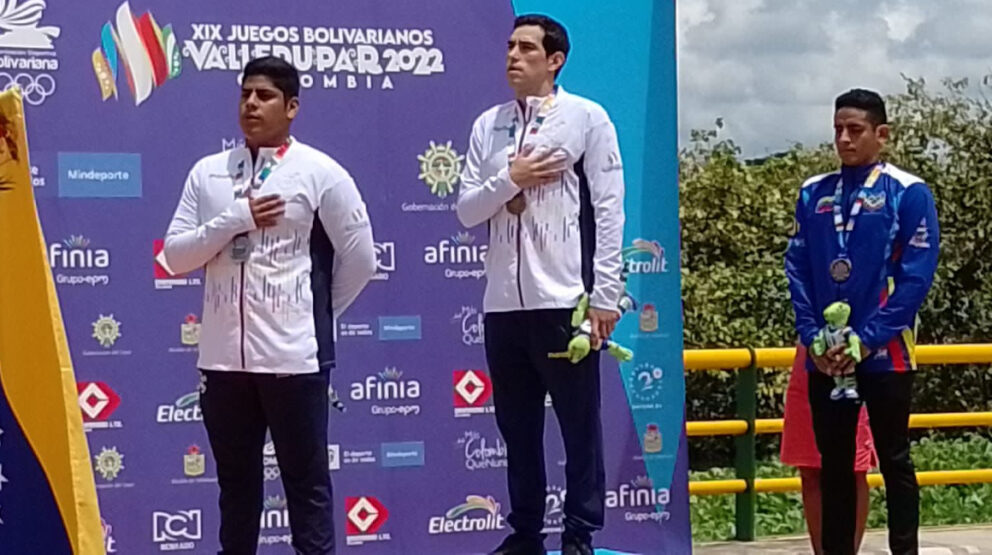 Esteban Enderica (centro) y David Farinango (izq.) en el podio de la maratón acuática en los Juegos Bolivarianos de Valledupar, el 5 de julio de 2022.