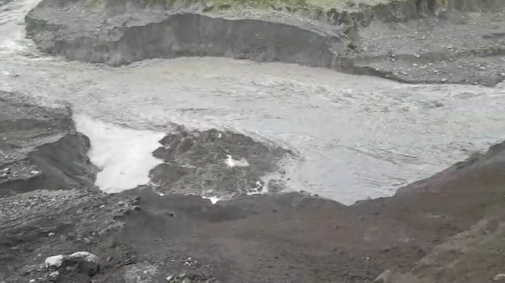 Lluvias destruyen vía rudimentaria que conectaba Quito con Lago Agrio