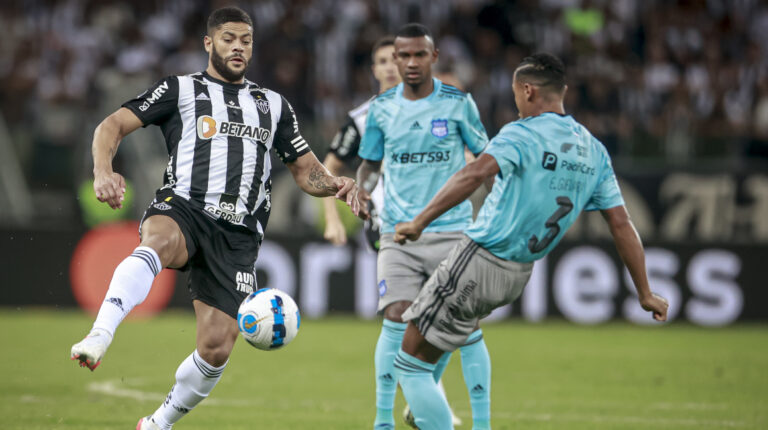 Atlético Mineiro sufre ante Emelec, pero avanza en Copa Libertadores