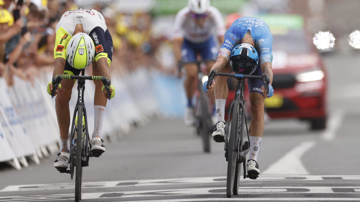 Taco Van Der Hoorn (izq.) y Simon Clarke en el sprint final de la Etapa 5 del Tour de Francia, el 6 de julio de 2022.