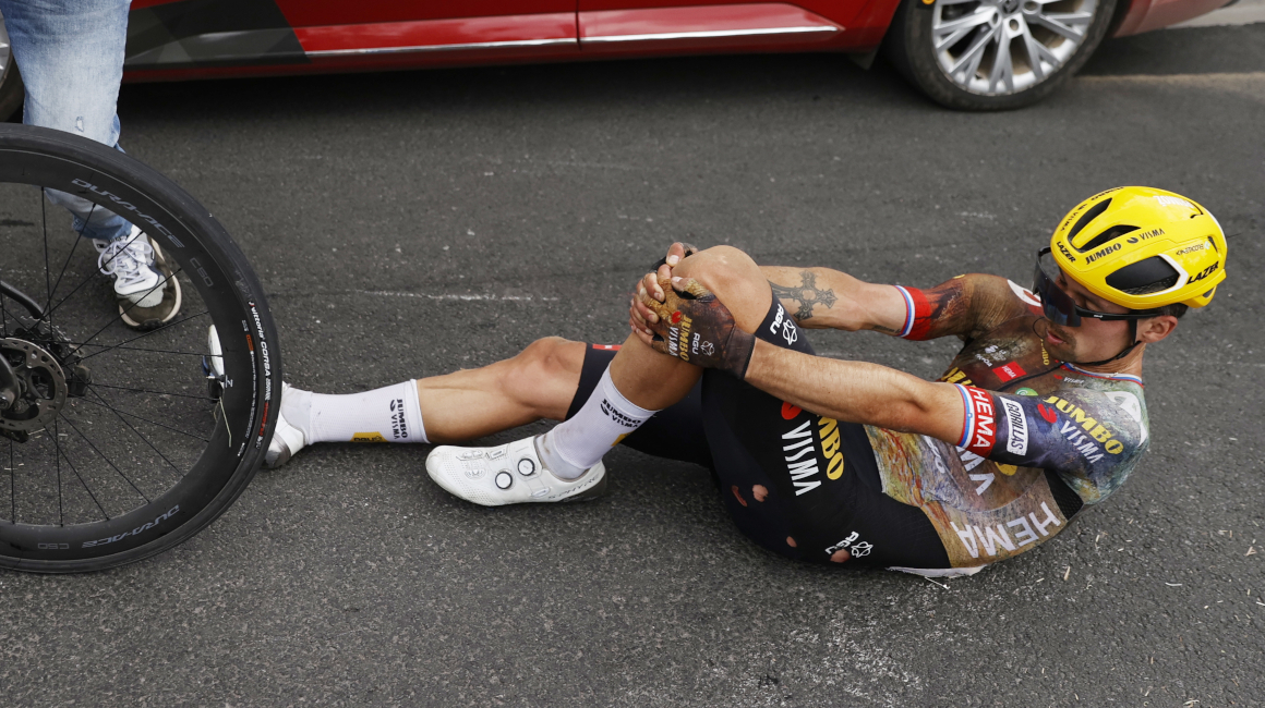 Primoz Roglic sufrió una caída durante la Etapa 5 del Tour de Francia, el 6 de julio de 2022.