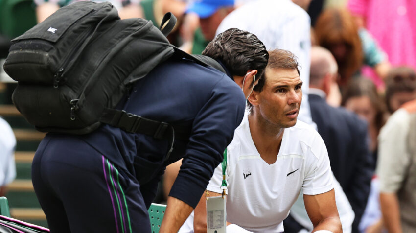 Rafael Nadal recibe asistencia médica durante un descanso en el partido de cuartos de final contra Taylor Fritz en Wimbledon, el 6 de julio de 2022.