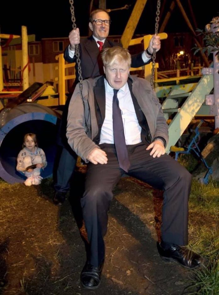Boris Johnson, en una escena que se volvió viral en el mundo.