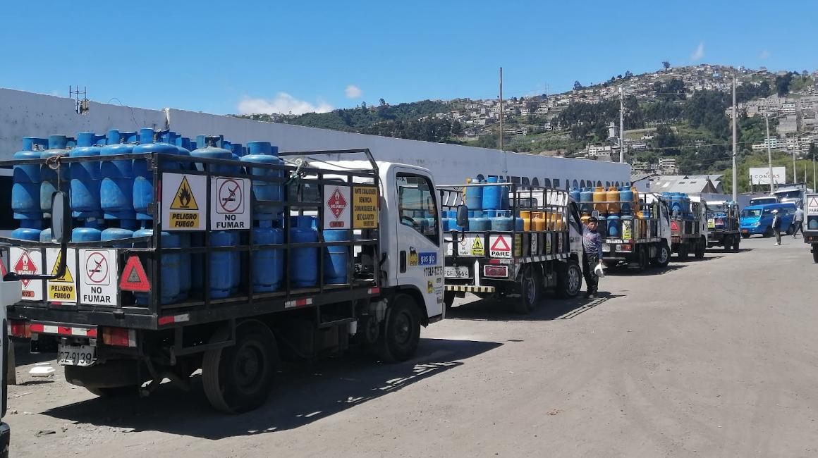Conductores de camiones de venta de gas doméstico buscan canjear sus cilindros es una distribuidora ubicada en el sector de Cusubamba, al sur de Quito, el 7 de julio de 2022.