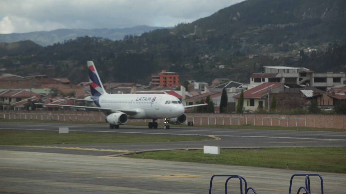 Un avión aterriza en la pista del aeropuerto Mariscal Lamar, de Cuenca, en junio de 2022.