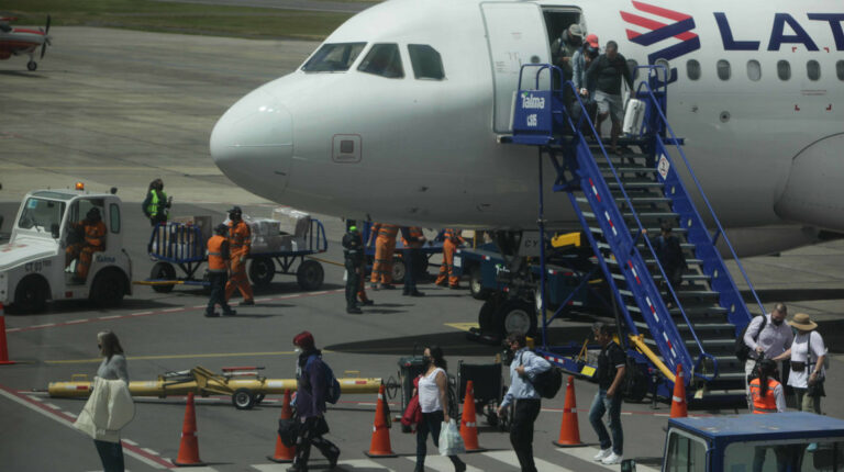 Pasajeros descienden de un avión en el aeropuerto Mariscal Sucre de Cuenca, en junio de 2022.