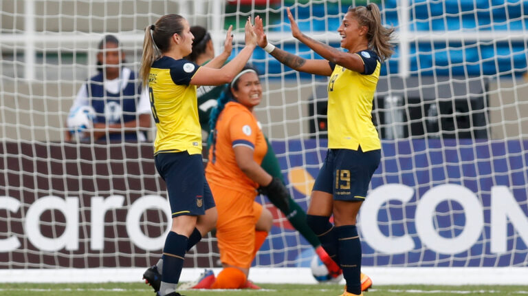 Marthina Aguirre y Kerlly Real celebran un gol ante Bolivia por la Copa América femenina, el 8 de julio de 2022.