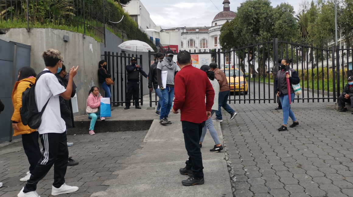 Pacientes y sus familiares en las afueras del Hospital Eugenio Espejo de Quito, el 7 de julio de 2022.