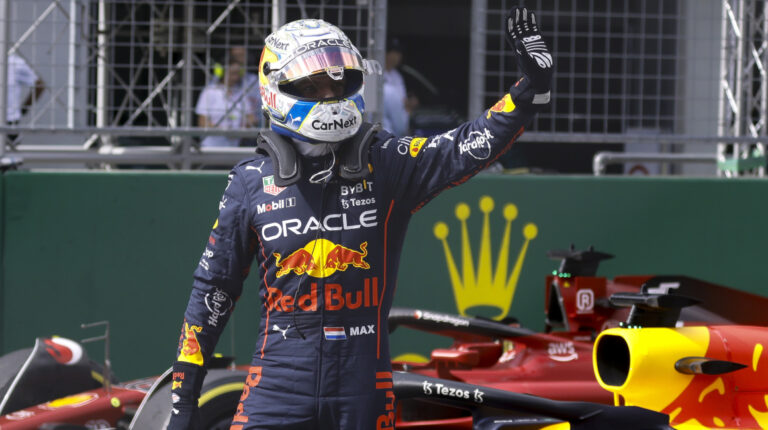 Max Verstappen festeja su victoria en la carrera sprint en Austria, el 9 de julio de 2022.