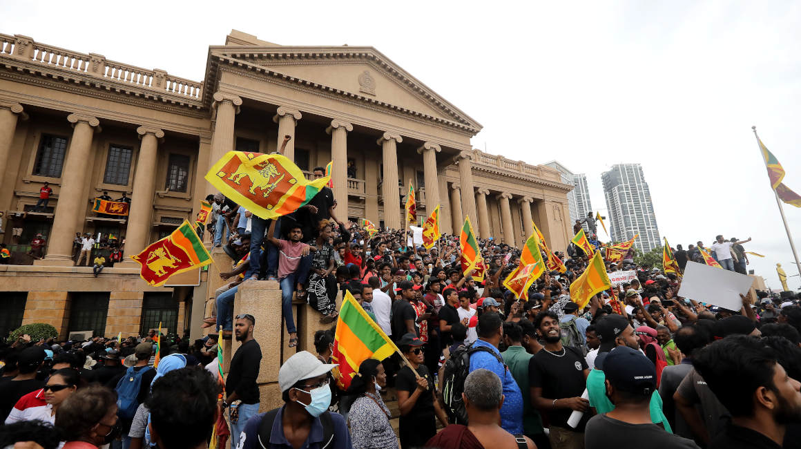 Cientos de manifesantes invaden la residencia ofical del Presidente de Sri Lanka exigiendo la salida de las autoridades, el 9 de julio de 2022.