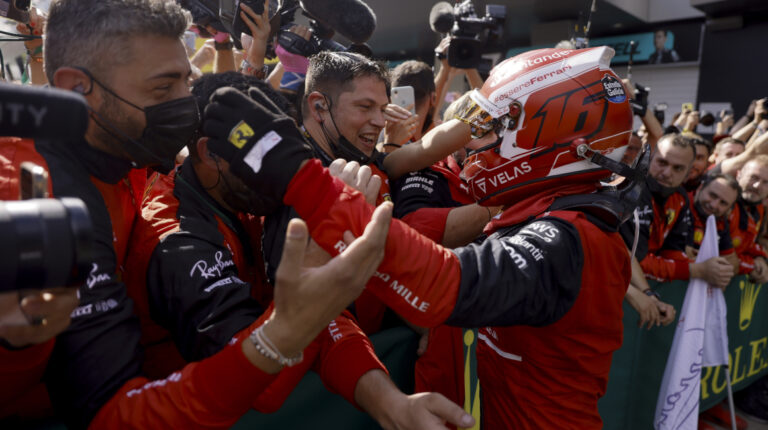 Charles Leclerc festeja con sus mecánicos la victoria en el Gran Premio de Austria, el 10 de julio de 2022.