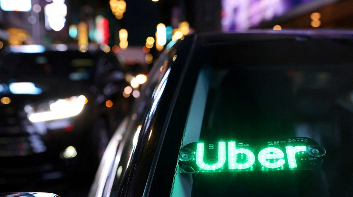 Un auto con el logo de Uber, en Nueva York, Estados Unidos, el 28 de junio de 2022. 
