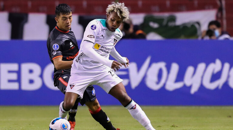 Joao Ortiz de Liga disputa el balón con Marco Collao de Antofagasta, por la Copa Sudamericana el 12 de abril de 2022.