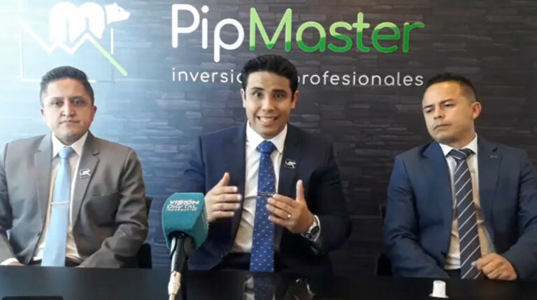 De izq. a der. Luis Pailacho, vicepresidente, Cristhian Jumbo, gerente, Diego Vega, jefe de sucursal de Manta, de PipMaster, durante una entrevista en Manabí, en 2021.