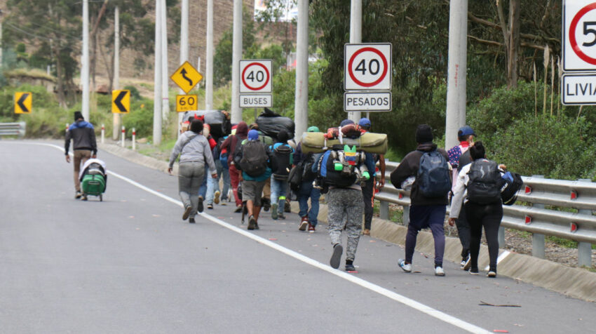 Imagen referencial de inmigrantes caminando en la provincia de Carchi, fronteriza con Colombia, en mayo de 2020.