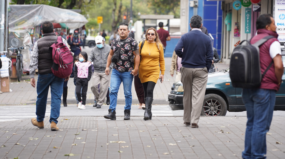 Personas caminan en las calles de Quito, el 13 de julio de 2022.