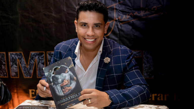 Cristhian Jumbo durante el lanzamiento de su segundo libro, en Guayaquil, el 6 de julio de 2022.