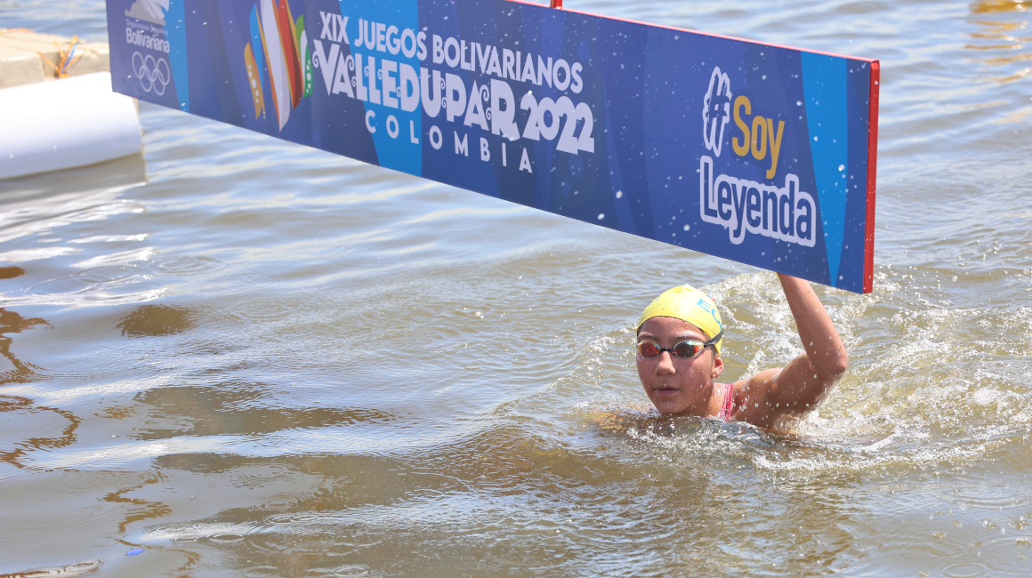 Danna Martínez, en la prueba de aguas abiertas de los Juegos Bolivarianos de Valledupar 2022.