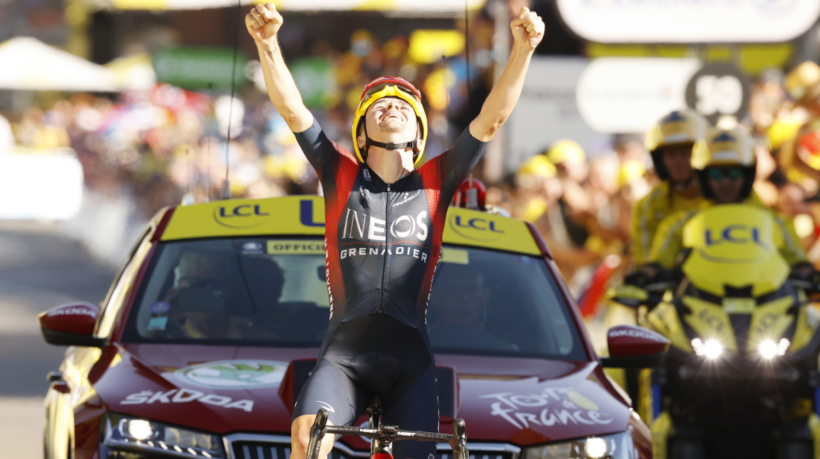 El británico Tom Pidcock festeja su victoria en el Alpe d'Huez, en la Etapa 12 del Tour de Francia, el 14 de julio de 2022.