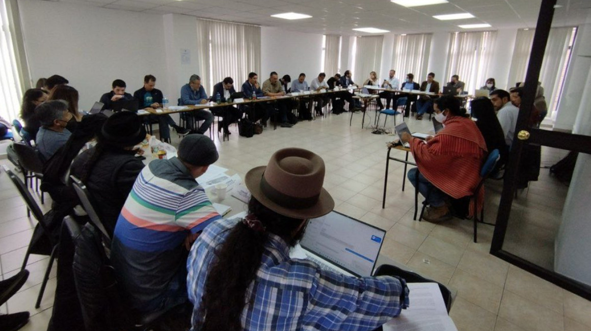 Representantes del gobierno y de las organizaciones indígenas en las mesas de diálogo, en Quito, el 13 de julio de 2022.