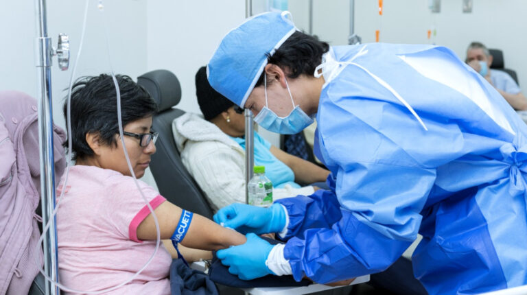 Pacientes reciben atención en el hospital de Solca de Quito, el 14 de julio de 2022.