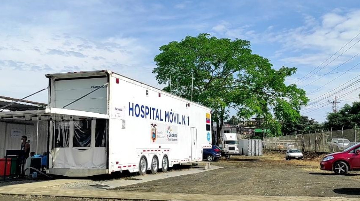 El hospital móvil brinda atención a los pacientes en Pedernales, Manabí. 