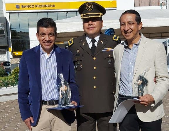 Los hermanos Franco Rodríguez y Pedro Rodríguez, en un homenaje que les hizo la Policía Nacional en Tulcán. 